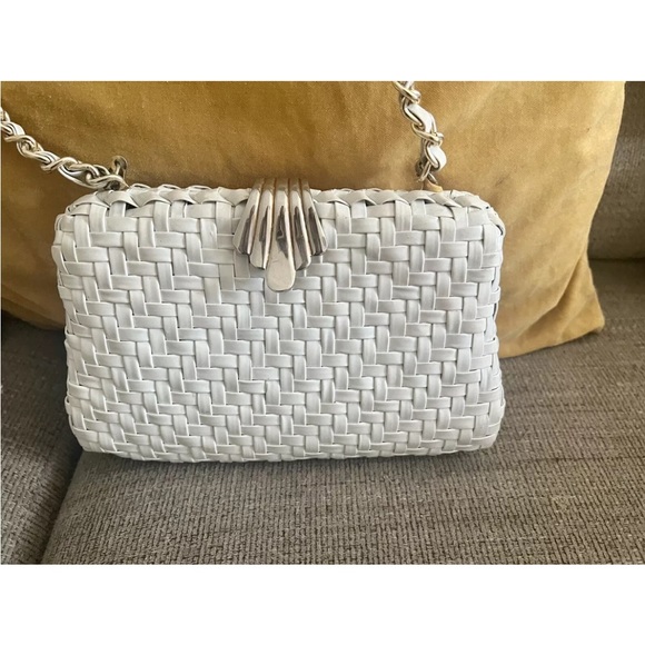 Handbags - True Vintage White Woven Chain Shoulder Bag with Silver Clasp